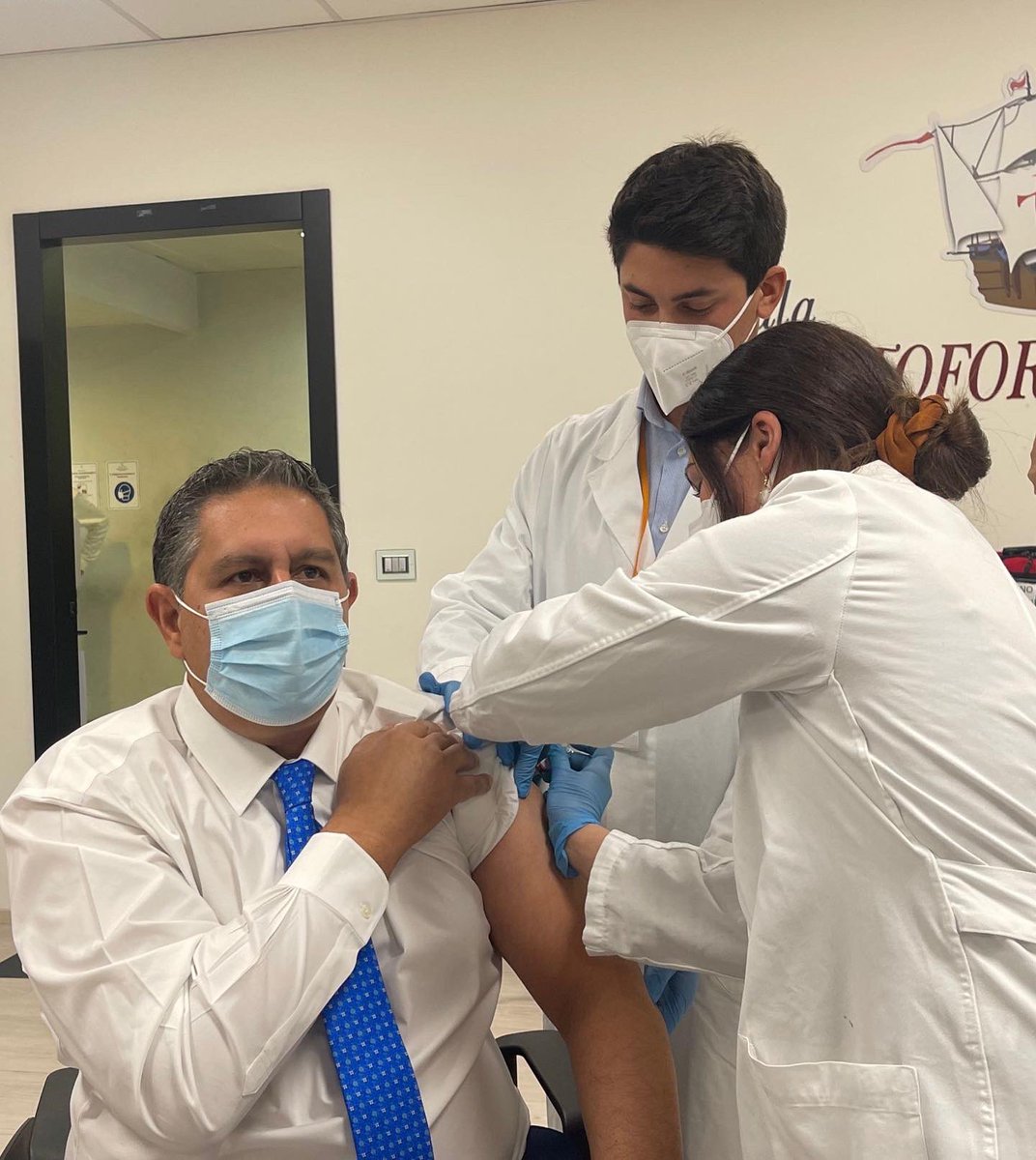 GiovanniToti's tweet photo. Sono partite oggi le vaccinazioni antinfluenzali per i dipendenti di Regione Liguria. Una scelta di buonsenso ma anche di responsabilità che ho fatto anche io, come ogni anno, e che consiglio a tutti, a maggior ragione in questa fase di ripartenza dopo la pandemia. https://t.co/nB0Ebnwrym