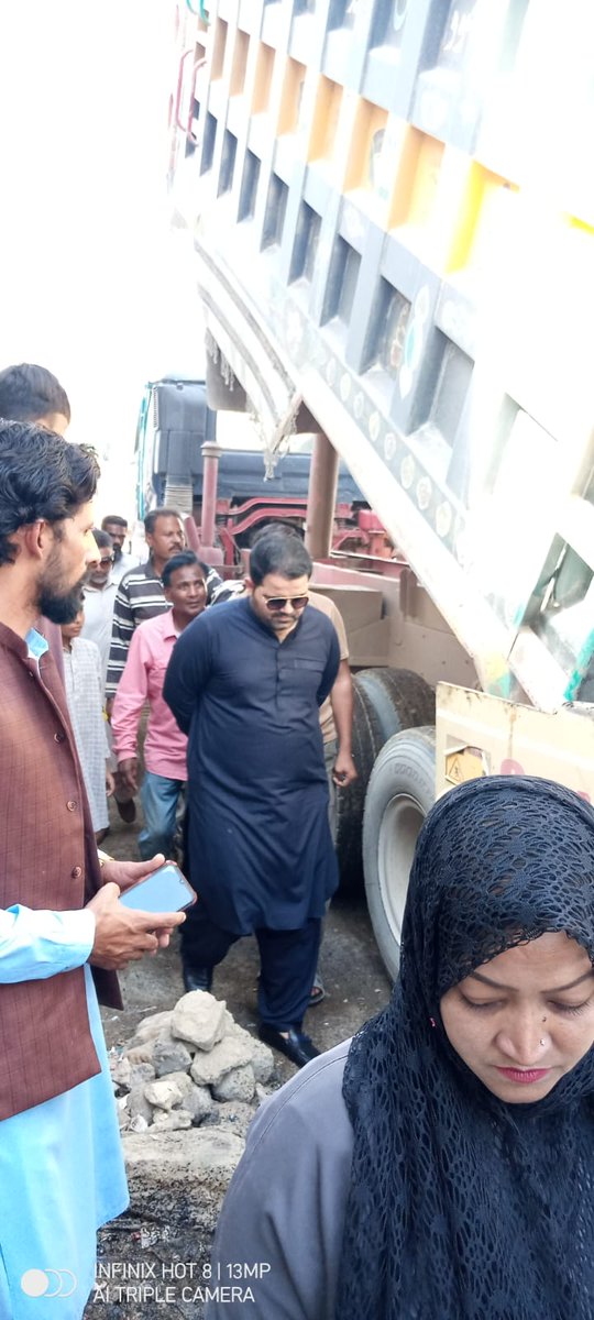 PTI_KHI's tweet photo. وزیر اعظم عمران خان کی جانب سے جاری کردہ ایس ڈی جی فنڈز سے ایم این اے فہیم خان اور ایم پی اے عدیل احمد کے حلقے این اے 241 پی ایس 98 یوسی 23 وارڈ 1 عوامی کالونی میں روڈ کارپیٹنگ کا کام جاری ہے،
کام کی نگرانی خود ایم این اے فہیم خان کر رہے ہیں
#PTIRestoringKarachi https://t.co/XBut3d0tQI