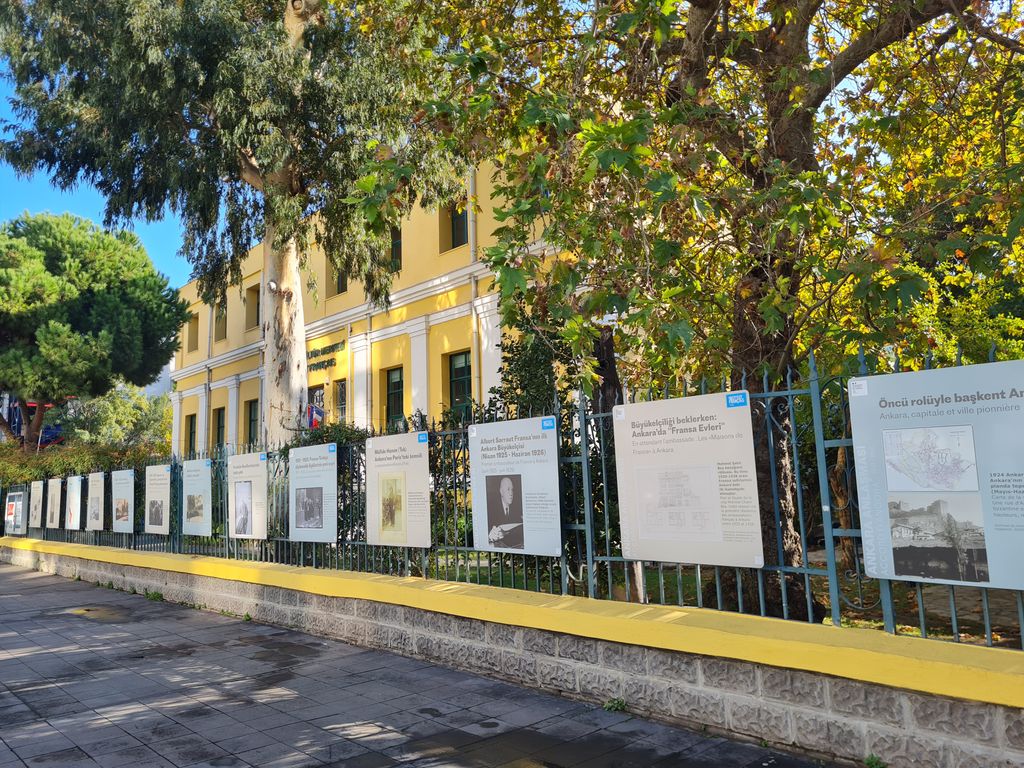 #izmir 🇹🇷SERGİ «ANKARA ANLAŞMASI 1921-2021» 🗓2 Kasım - 31 Aralık
Sizleri 1919’dan 1926’ya Paris ve Anadolu arasında, “Ankara tarihini” yazan metinleri ve insanları (yeniden) keşfetmeye davet ediyoruz. Sergi, IFT İzmir binasının kapılarında görülebilir. buff.ly/3wf4eZf