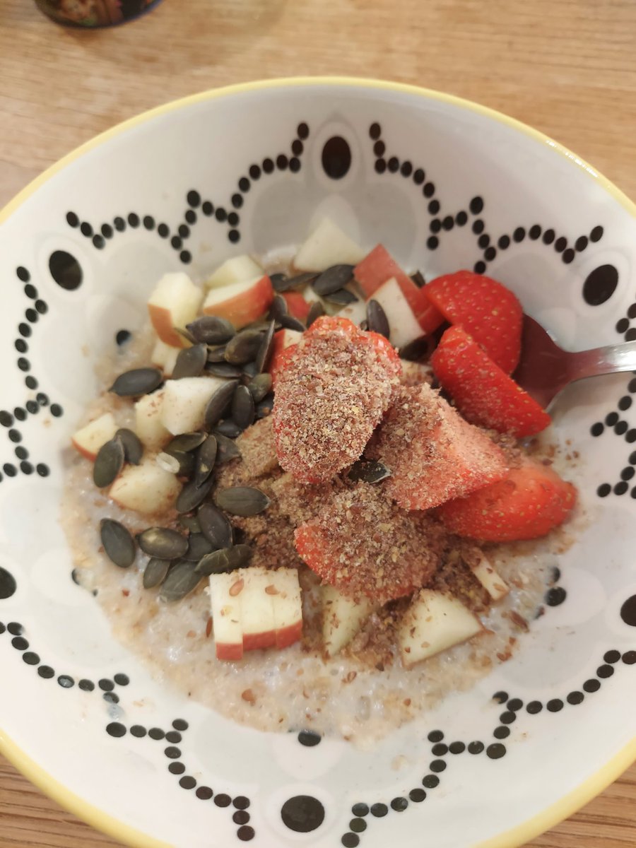 CarinaNutrition's tweet photo. After writing about the benefits of omega 3s and their effect on inflammation, I am introducing more flaxseed and oily fish to my diet 🍣🌰 https://t.co/BIyOHNFb9I