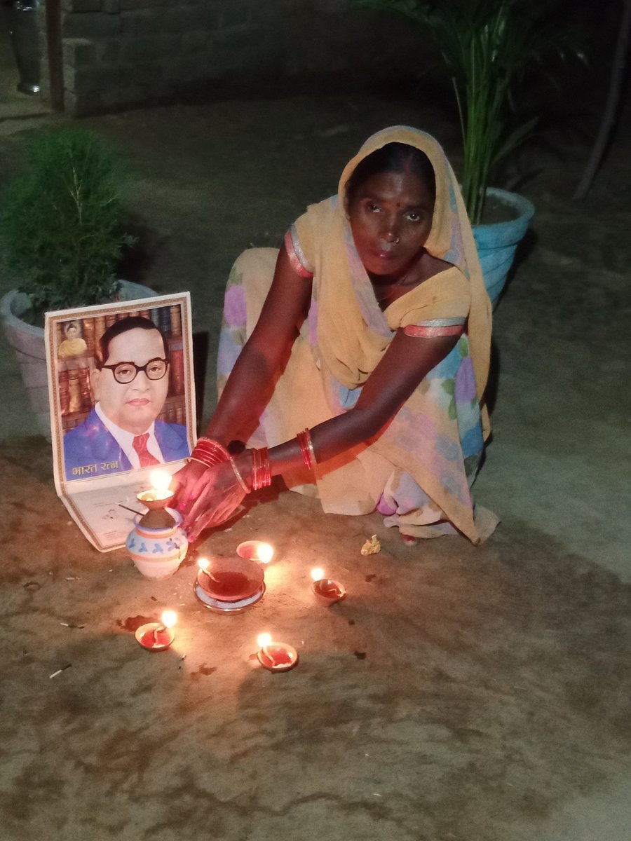 दीपावली पूजन पर बाबा साहब डॉक्टर भीमराव अंबेडकर को नमन करते अमन कुमार की माता जी जय भीम नमो बुद्धाय