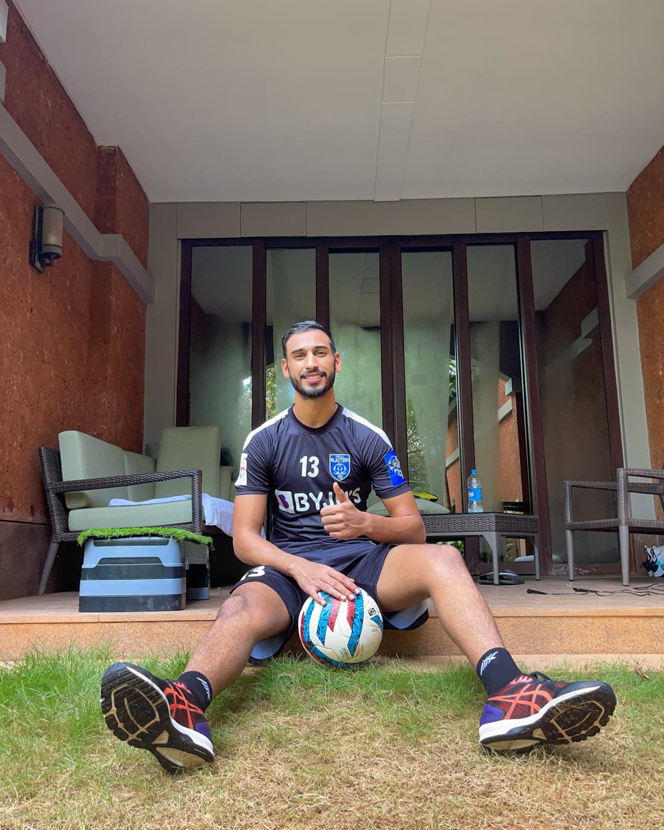 KeralaBlasters's tweet image. 📸 Keeping both the mind and the body fit during quarantine after returning from international duty! 📖🏋🏽

#YennumYellow