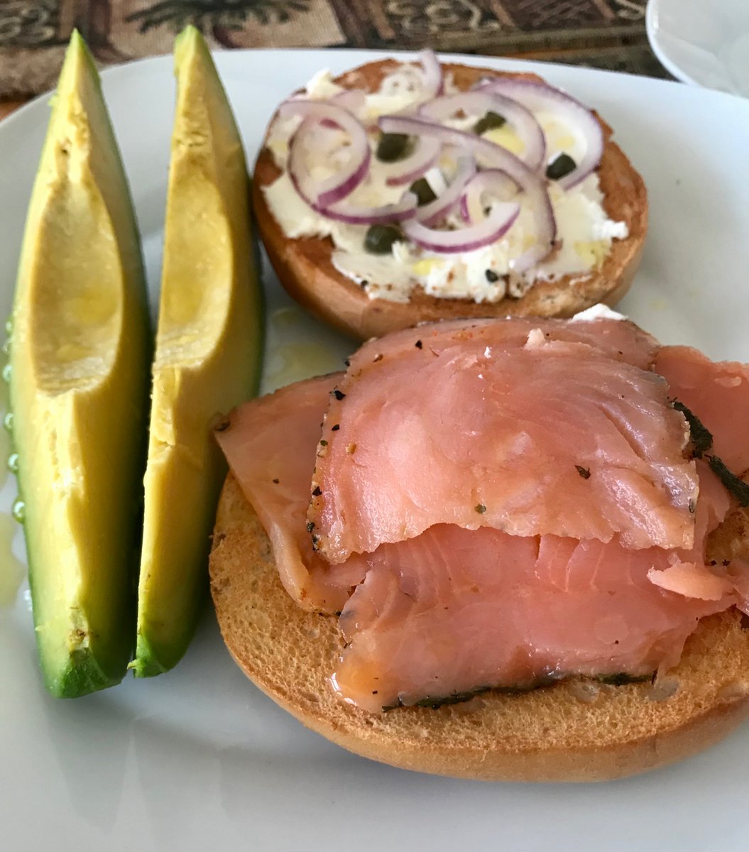 Good Morning! ♥️ 🌞 🏝 🥑 🥯 Delicious Blueberry 🫐 bagel 🥯 cream cheese, smoked salmon, onion, capers &amp; avocado 😋😜