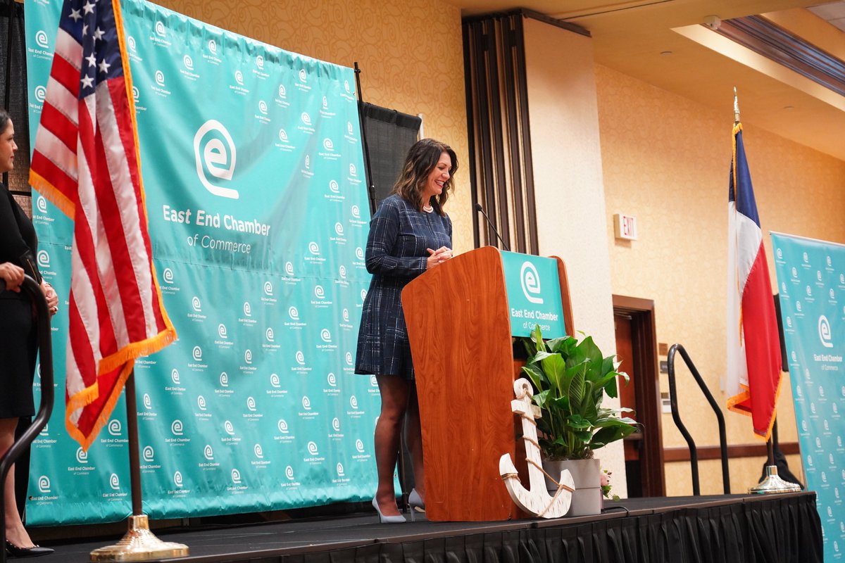 Pct6Constable's tweet photo. Thank you Houston @EastEndChamber and their President, Frances Castañeda Dyesss, for inviting PCT6 to attend the Port Houston Appreciation Expo! Capt. Alanis & Sgt. Alvarado enjoyed speaking to businesses, hearing about upcoming projects, & learning about Port Houston. #EECOC https://t.co/LdktXizyFd