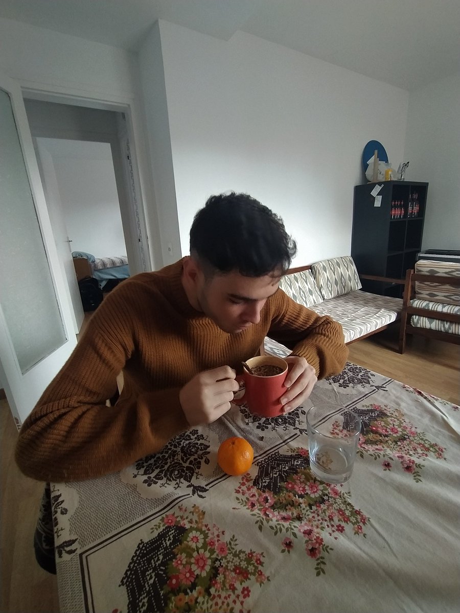martivercos's tweet photo. acaba de menjar un cafè de vainilla (sidós) amb chococrispies, tremendu pecat https://t.co/TiMrQbjl5q