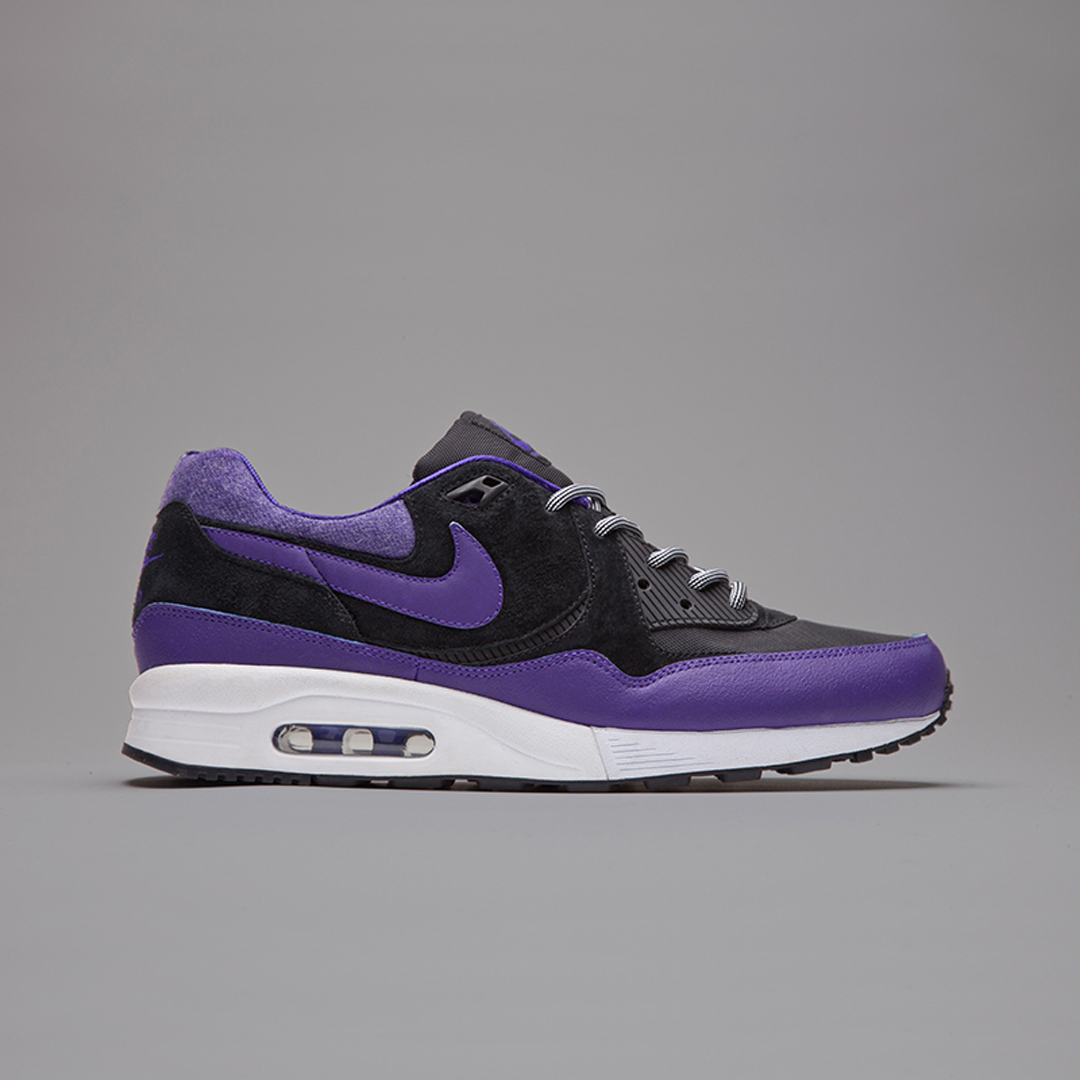 sizeofficial's tweet photo. Not long after we sent the #AirMax93 'Maximum Air' into the stratosphere, this #NikeAirMaxLight pack was built with ‘Endurance’ in mind. Who wants to see the Air Might Light return? Tap the link to find out more on the #NikeHub > https://t.co/znFXx40TNz #Nike #AirMax https://t.co/iwLV1V9oqh