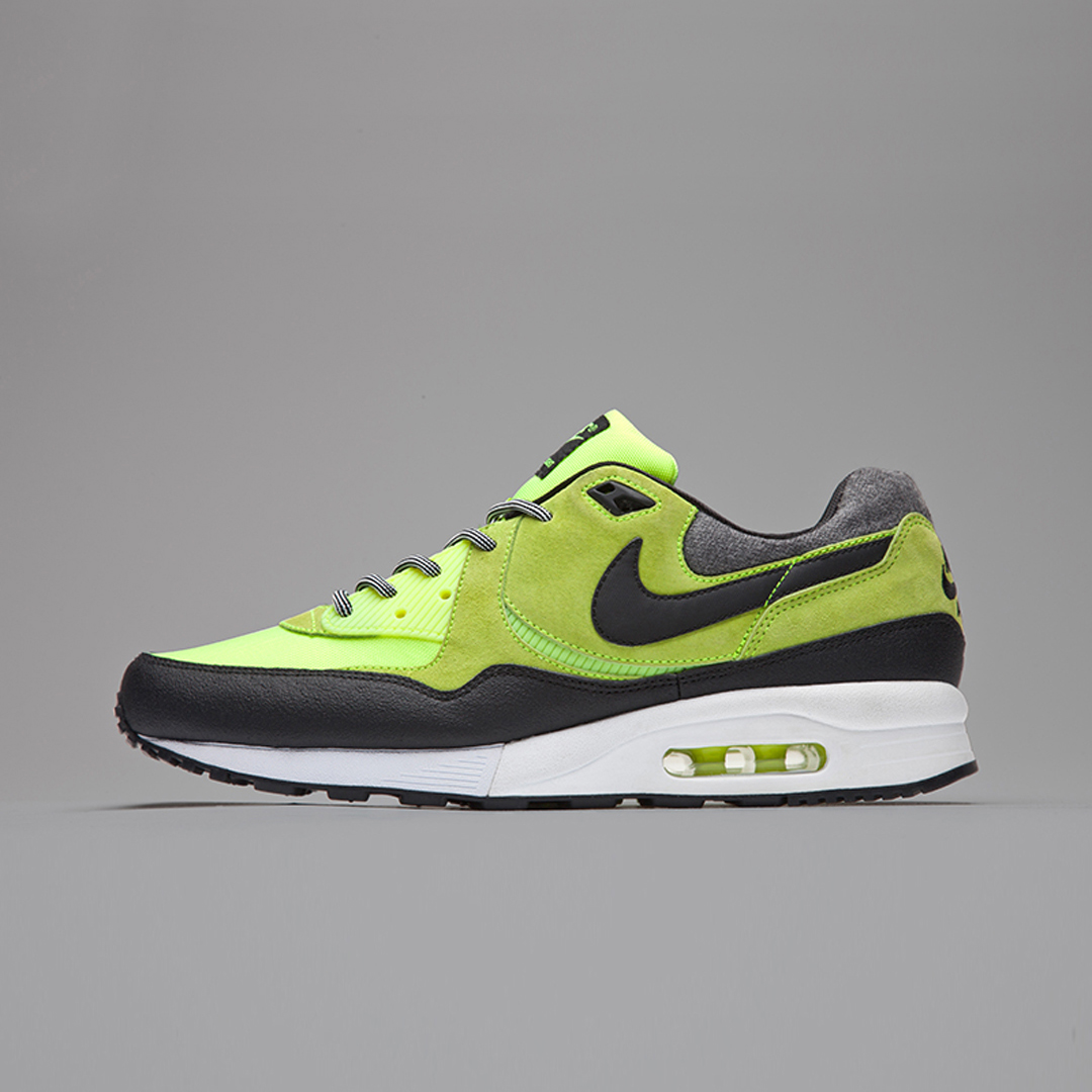 sizeofficial's tweet photo. Not long after we sent the #AirMax93 'Maximum Air' into the stratosphere, this #NikeAirMaxLight pack was built with ‘Endurance’ in mind. Who wants to see the Air Might Light return? Tap the link to find out more on the #NikeHub > https://t.co/znFXx40TNz #Nike #AirMax https://t.co/iwLV1V9oqh