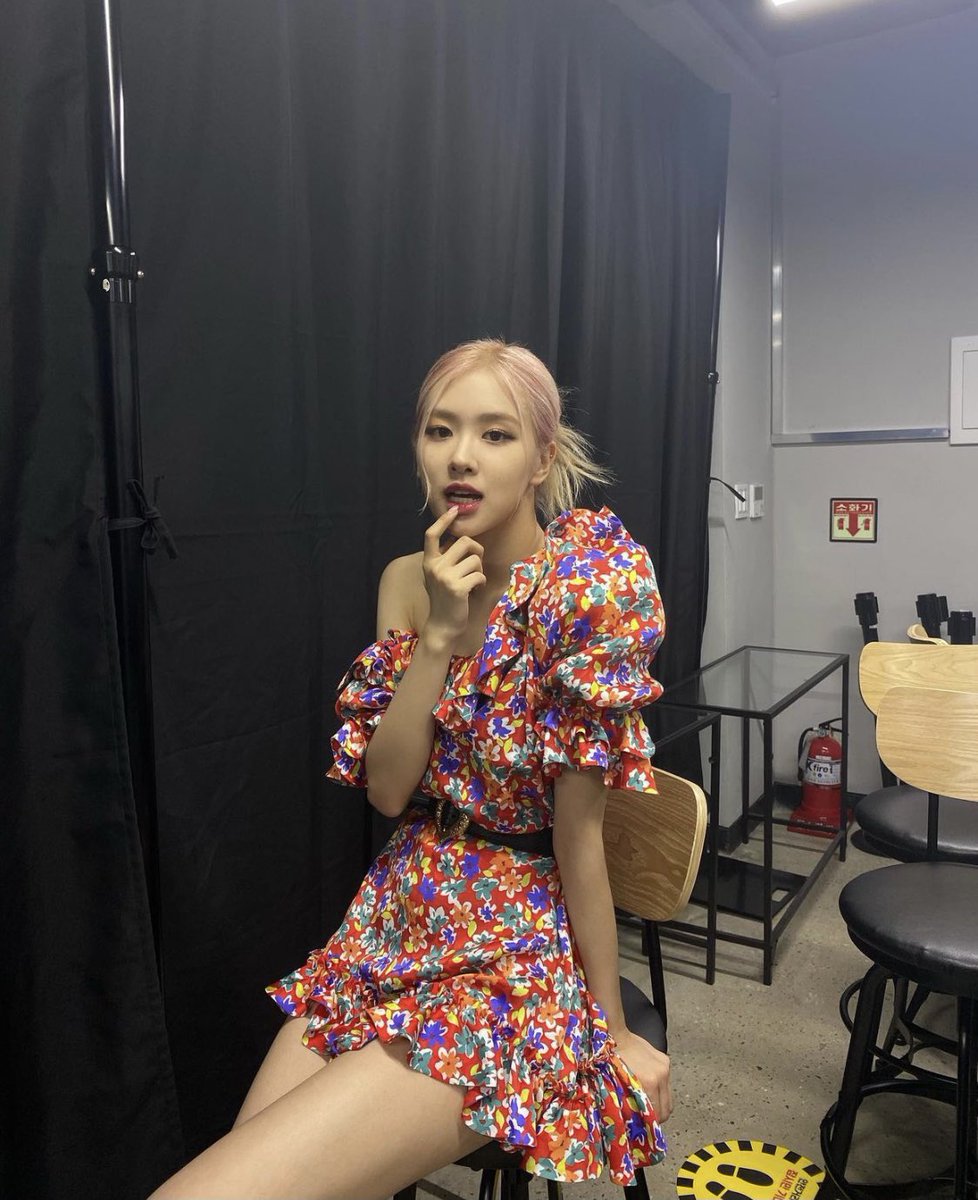 picturesrosie's tweet photo. i vote for #rosé #MAMAVOTE #MAMA2021 ❤️ https://t.co/VqDRjmdffd