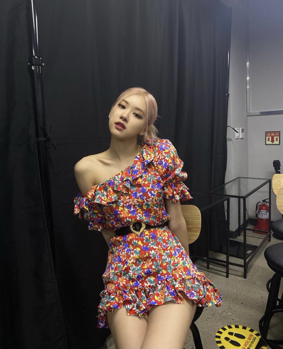 picturesrosie's tweet photo. i vote for #rosé #MAMAVOTE #MAMA2021 ❤️ https://t.co/VqDRjmdffd