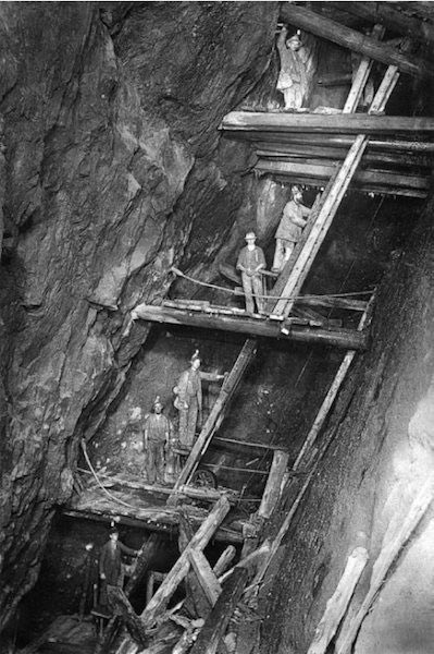 SianEsther's tweet photo. #FolkloreThursday food themed post! 

Cornish pasties feature prominently in the folklore of the mine spirits ‘Knockers’. Named for knocking to alert miners of danger or to lead to the best ore veins. This comes with a price…and that price is…mutual respect and PASTY crusts! https://t.co/hrDtNCwlgm