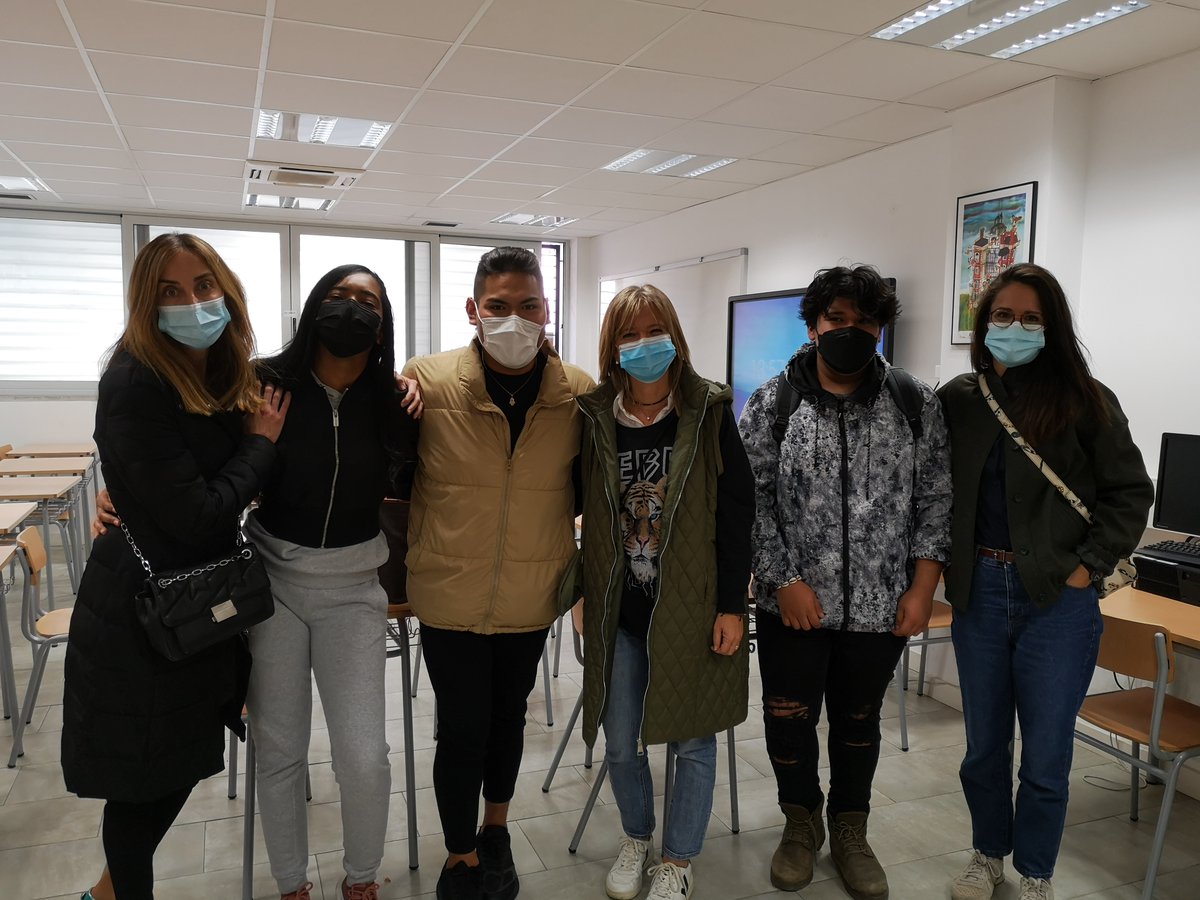 cfabonpastor's tweet image. Gràcies al #projectecoach de la @fundacionexit, avui Carlos, Jose i Lisa, alumnes de GES2 del centre, han conegut a Pilar, Mercè i Raquel, voluntàries de l’empresa @Nestle que els acompanyaran, orientaran i animaran a continuar la seva formació. #ELV