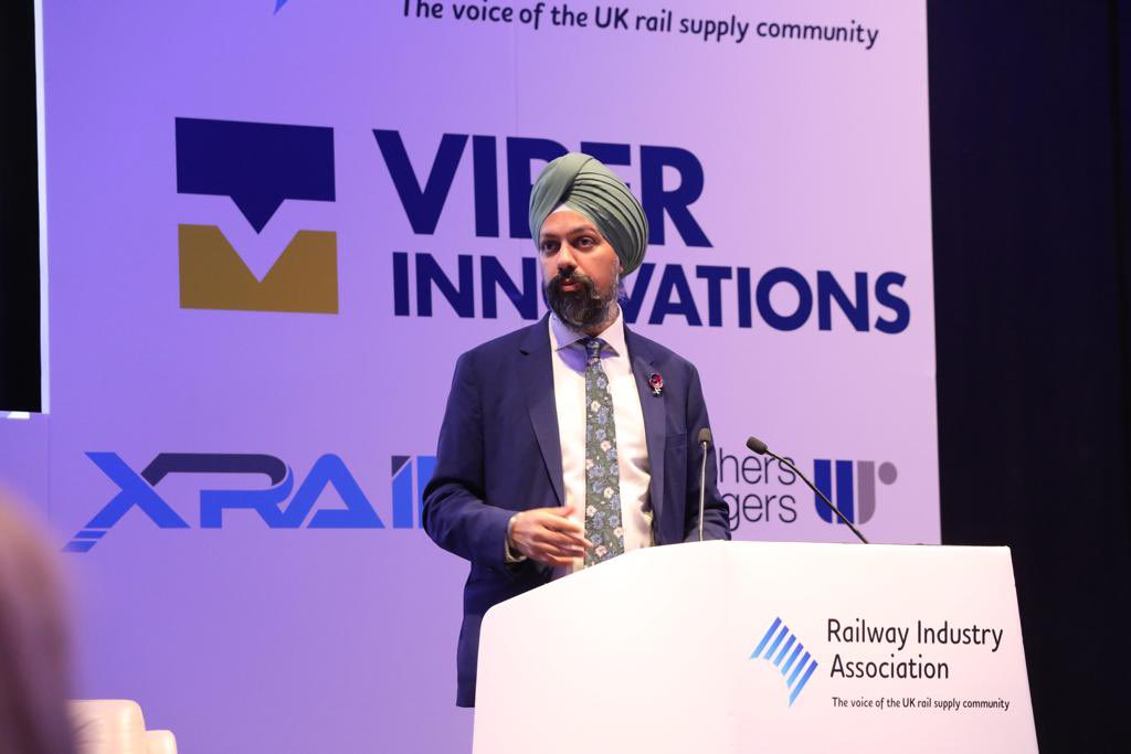 Fantastic to welcome Shadow Rail Minister <a href="/TanDhesi/">Tanmanjeet Singh Dhesi MP</a> to #RIAConf21

He opens with one of the main challenges for the railways, saying that we must do more to attract passengers back.

“The railway should be a driver of economic prosperity.”