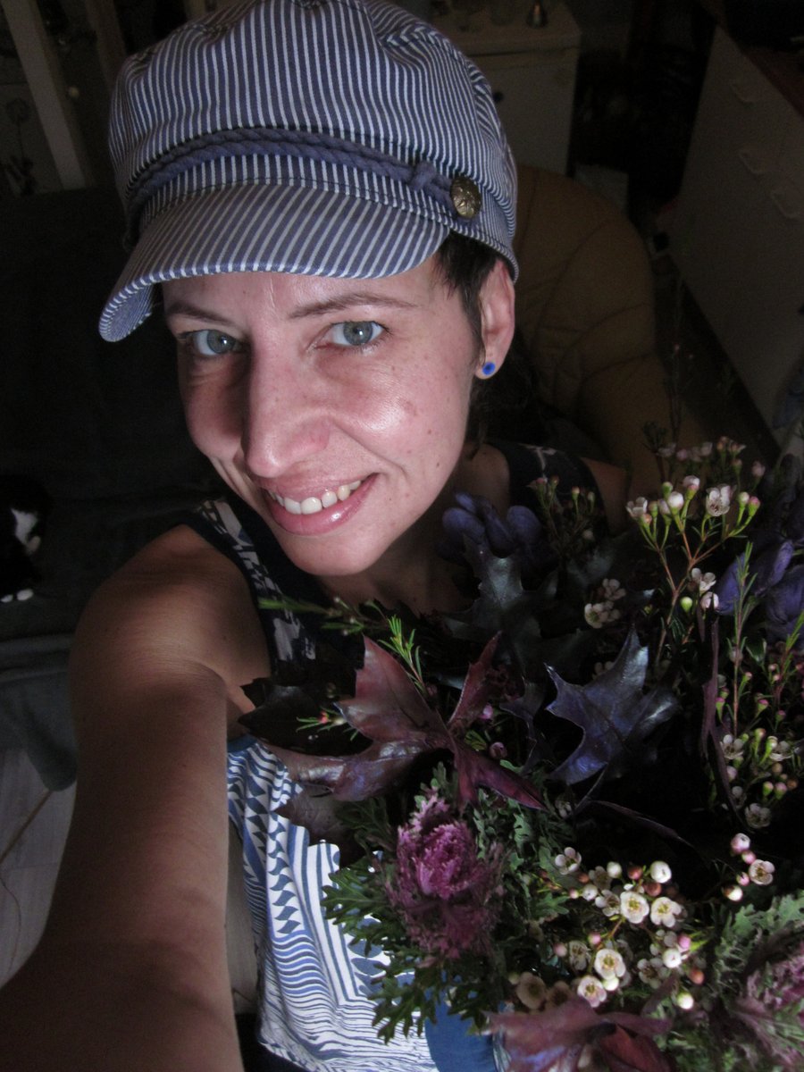 BoomVermeer's tweet photo. treated myself to some flowers for once. holland is good for giant bouquets on the cheap. #sodutch #Delft #Flowers https://t.co/VvEluQ0Jzt