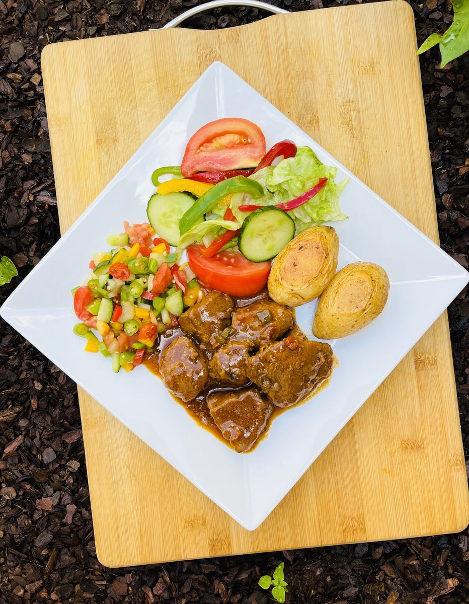 NevariMpho's tweet image. Lunch served 😋🍑
Nothing hectic 
Beef stew and some leftover 😂😂😂
#Bluza_za
#MagicKitchen