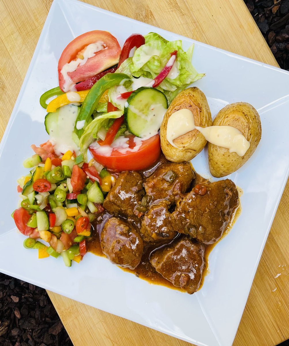 NevariMpho's tweet image. Lunch served 😋🍑
Nothing hectic 
Beef stew and some leftover 😂😂😂
#Bluza_za
#MagicKitchen