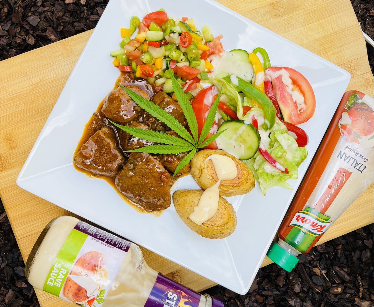NevariMpho's tweet image. Lunch served 😋🍑
Nothing hectic 
Beef stew and some leftover 😂😂😂
#Bluza_za
#MagicKitchen