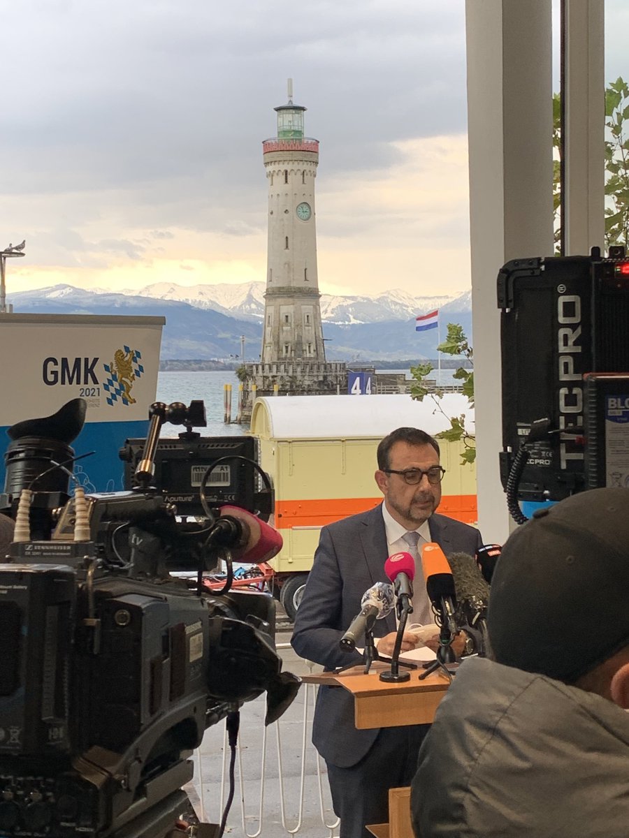 Bayerns Gesundheitsminister und #gmk-Vorsitzender <a href="/klausholetschek/">Klaus Holetschek</a> in #Lindau: „Die Welle ist da mit voller Wucht.“ Wichtiges Thema für die #gmk: Boosterimpfungen. Sie seien ein Mittel, um die Welle deutlich zurückdrängen. <a href="/BR24/">BR24</a> #Corona #CoronaImpfung #coronavirus