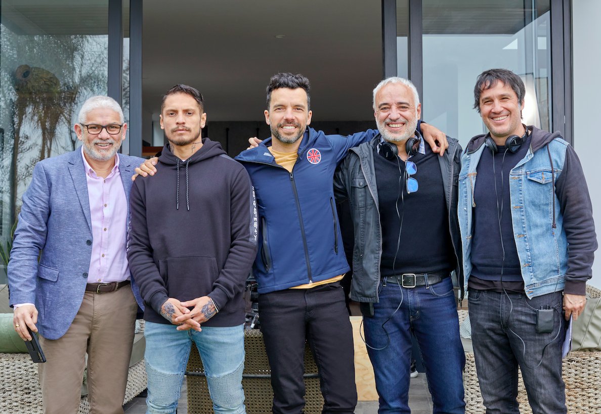 NetflixLAT's tweet photo. ¡La primera serie Peruana está en juego! 🙌Comenzó el rodaje de la bioserie dirigida por Javier Fuentes-León y Daniel Vega Vidal, que contará la difícil batalla legal entre el futbolista Paolo Guerrero (Nico Ponce) y la Asociación Mundial Antidopaje. ⚽️🇵🇪 https://t.co/40s9hcrrXF