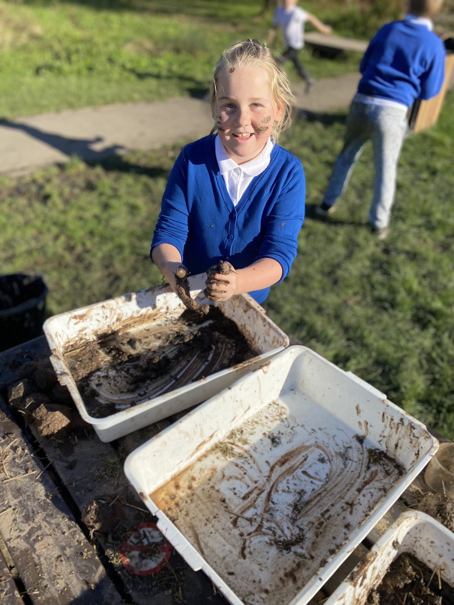 rhwsprimary's tweet photo. Lots of fun, lots of learning and creating new habitats at Porthkerry #biodiversity #topiclearning https://t.co/rpCfzjUSaH
