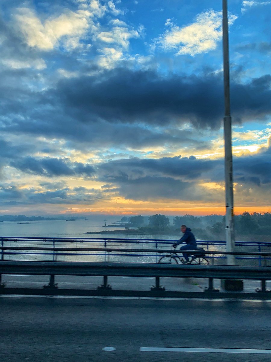 rtfilmmaking's tweet photo. Morning glory 
#holland #scenery #sunrise #clouds #bikelife #skies #photography #PhotoOfTheDay https://t.co/ivsZ8Tarts