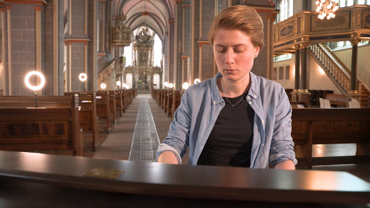 kirchehannovers's tweet photo. !B
"Kirche soll weiter etwas zu sagen haben!"
Vanessa Viehweger wird #Pastorin. Was die Ausbildung ausmacht und was man mitbringen sollte, erzählt sie im Video 😀
#Vikariat #Braunschweig
https://t.co/P1D0VAUbOh https://t.co/dNdtobk9iL