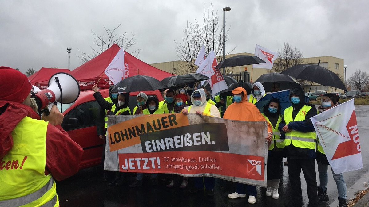 Die Kolleg*innen bei #Edeka-Tochter Franken-Gut Mockritz bei #Döbeln würden lieber ihren Job machen, als im #Regen zu stehen. Morgen wird weiter verhandelt! Die Beschäftigten fordern eine zügige Lohnangleichung an die anderen Standorte💪ost.ngg.net/artikel/2021/l…