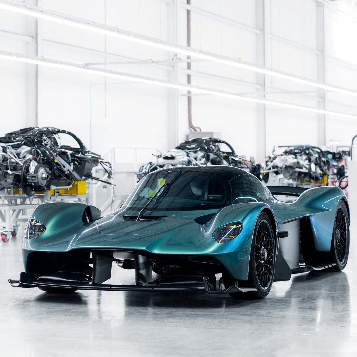 ScarbsTech's tweet photo. The @astonmartin Valkyrie is now in production. Nice chance to look at the tech underneath https://t.co/u4sPfCkFc5