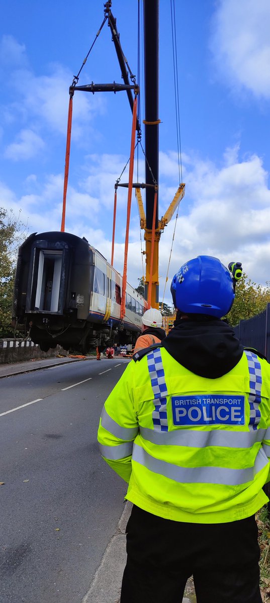 ❗️Update❗️

The first carriage has been lifted from the scene at #Salisbury this afternoon, following the train crash on Sunday. 

Officers remain on scene working closely with our local colleagues to ensure as little disruption to the community as possible👮👮‍♂️