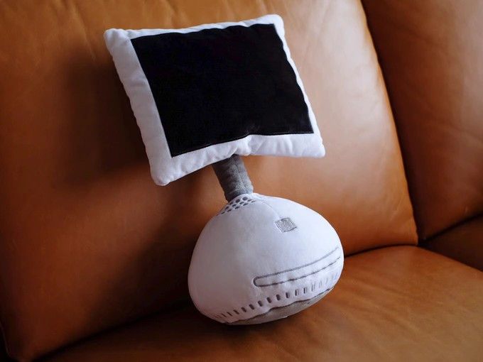 Darek_tech's tweet photo. Etui w kształcie skarpetek, ściereczki i... co tu mamy? Zerknijcie proszę na poduszki👇 Tak poduszki #Throwboy w kształcie komputerów Apple 👀😮... https://t.co/rvfXIhK6Mj | @benchmarkplℹ️
#Apple #news https://t.co/Pa0SuqSmWz