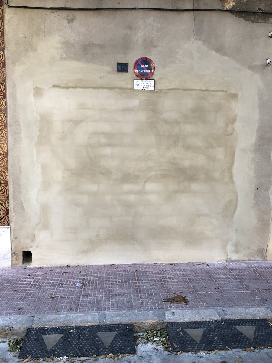 vicentperis10's tweet photo. Mira @elmonaguillo ya sabemos donde aparca el coche El de la Persiana. De hecho tiene un vado para que nadie le moleste la salida. https://t.co/JU6czIf1Zc