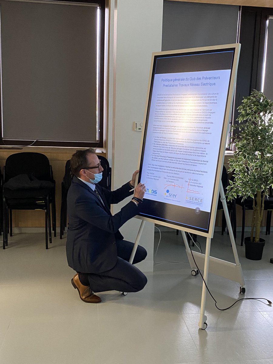 poggi_robert's tweet photo. Très fier d’avoir signé avec nos partenaires #SRER Bourgogne et @SERCE_France une charte #prevention #securite au sein de notre club des préventeurs Réseaux électriques pour garantir un cadre de travail serein et sécurisé pour nos personnels. La sécurité est l’affaire de tous https://t.co/RjyPYEoRqA