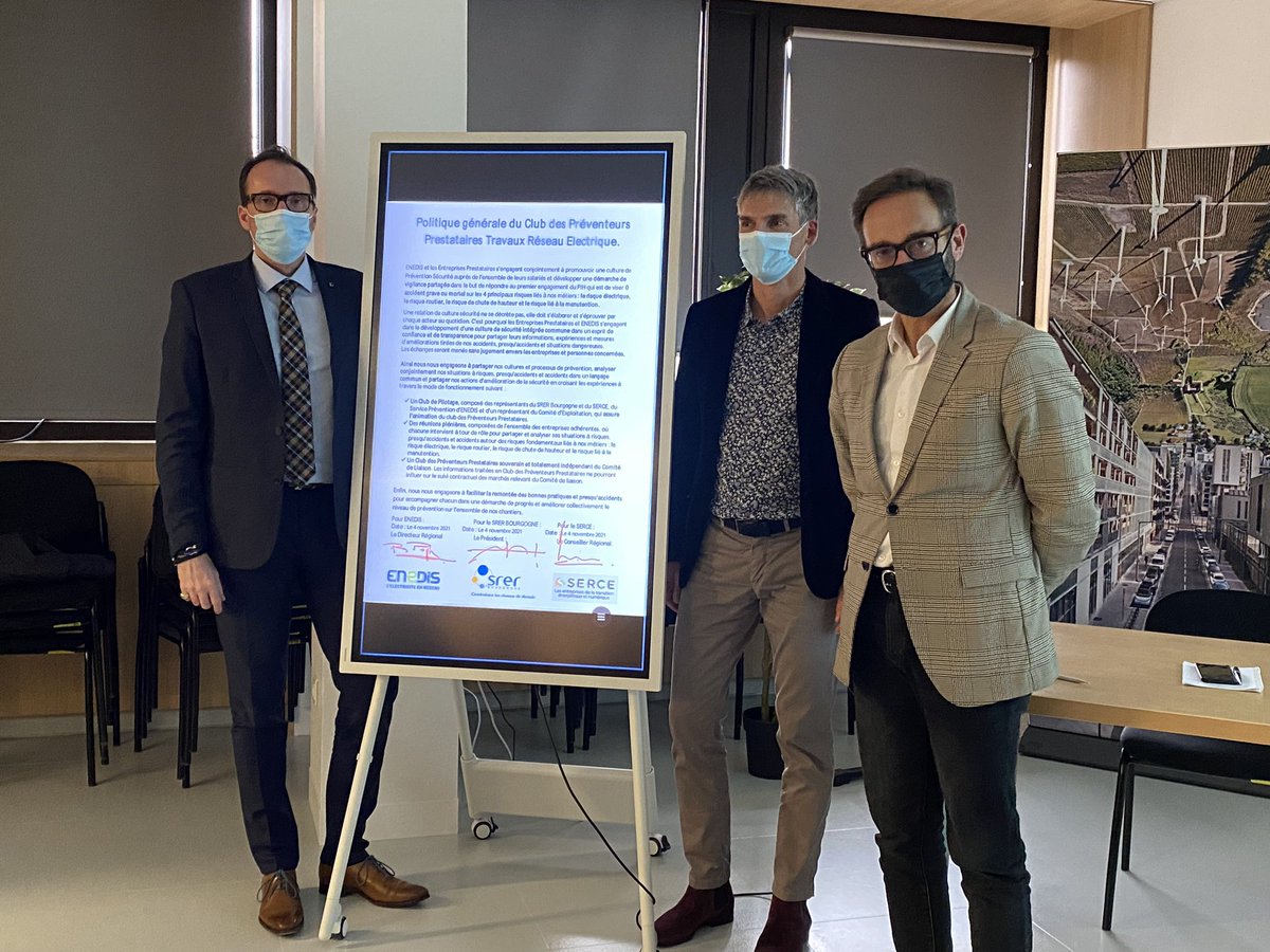 poggi_robert's tweet photo. Très fier d’avoir signé avec nos partenaires #SRER Bourgogne et @SERCE_France une charte #prevention #securite au sein de notre club des préventeurs Réseaux électriques pour garantir un cadre de travail serein et sécurisé pour nos personnels. La sécurité est l’affaire de tous https://t.co/RjyPYEoRqA