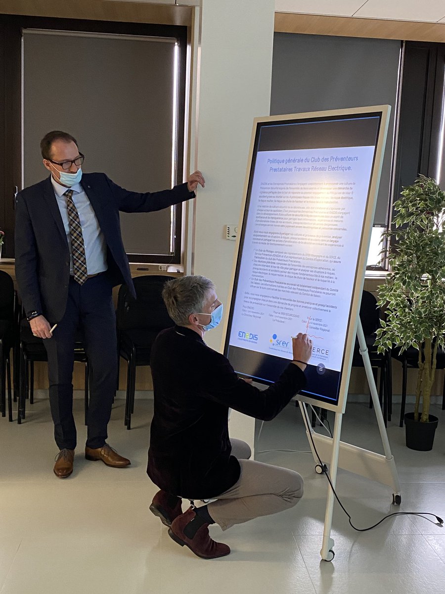 poggi_robert's tweet photo. Très fier d’avoir signé avec nos partenaires #SRER Bourgogne et @SERCE_France une charte #prevention #securite au sein de notre club des préventeurs Réseaux électriques pour garantir un cadre de travail serein et sécurisé pour nos personnels. La sécurité est l’affaire de tous https://t.co/RjyPYEoRqA