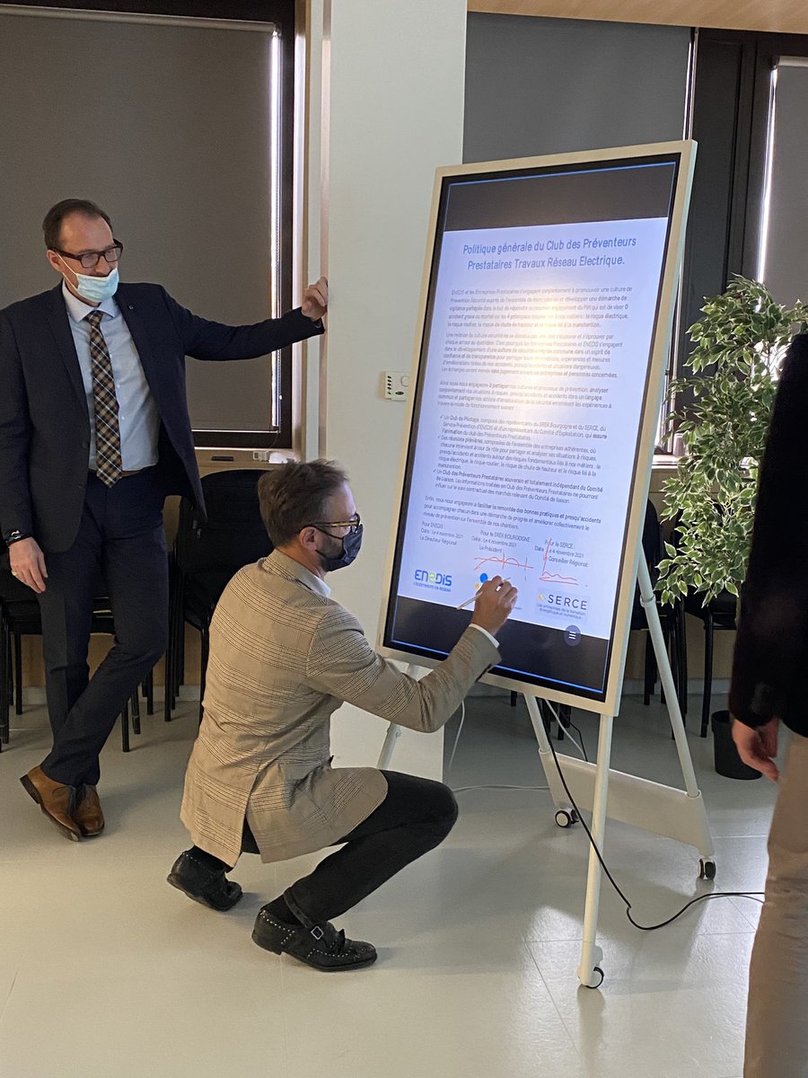 poggi_robert's tweet photo. Très fier d’avoir signé avec nos partenaires #SRER Bourgogne et @SERCE_France une charte #prevention #securite au sein de notre club des préventeurs Réseaux électriques pour garantir un cadre de travail serein et sécurisé pour nos personnels. La sécurité est l’affaire de tous https://t.co/RjyPYEoRqA