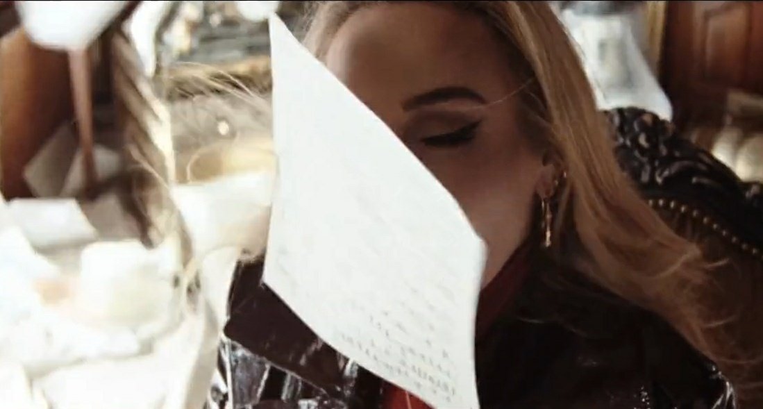 ILuvUAdele's tweet photo. I really really wanna be these papers🥺🙌❤
How lucky are the staff for laughing with Adele🙈
#AdeleEasyOnMe https://t.co/9yVxpYxrE2