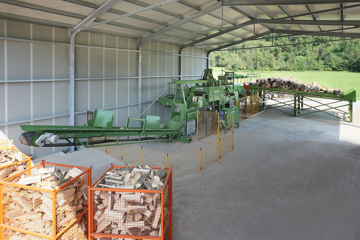 PEZZOLATO_SPA's tweet photo. EQUIPMENT FOR PROCESSING #FIREWOOD WITH #LOGS BETWEEN 5 AND 90 CM
We have recently delivered a new equipment for the preparation of firewood to a long-standing customer in northern #Italy, designed to work with heterogeneous materials.
#firewoodprocessor #wood #bois #legna https://t.co/NigYPsPjmd