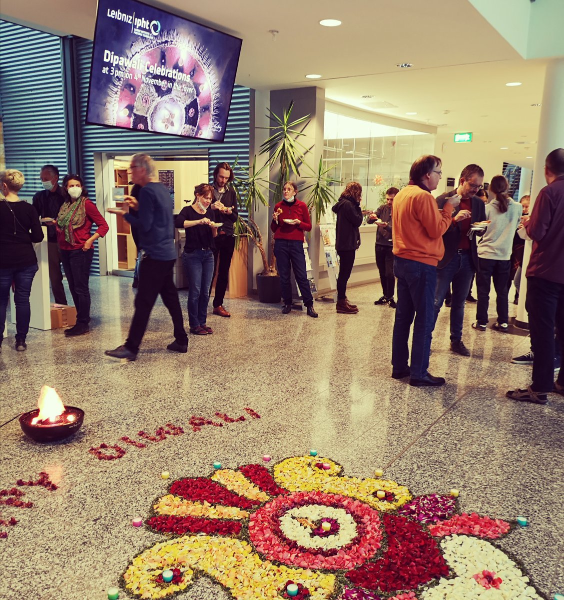 शुभ दीपावली!🌸🪔🍬🇮🇳: Today, our Indian #PhD students celebrated #Diwali with us - the festival of #light. And our institute's #diversity: 35 nationalities do research here together for light-based solutions that make life safer, healthier &amp; cleaner. #photonics #phdlife #science