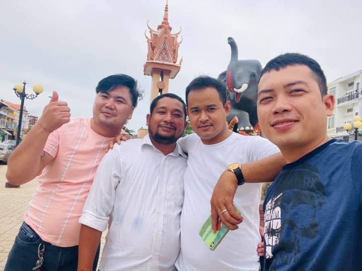 HengChan13's tweet photo. ពេញចិត្តម្នាក់ណាដែរ? សម្រាប់ខ្ញុំពូពុកមាត់ មើលទៅសិចណា���់ https://t.co/GSkX9iED0p