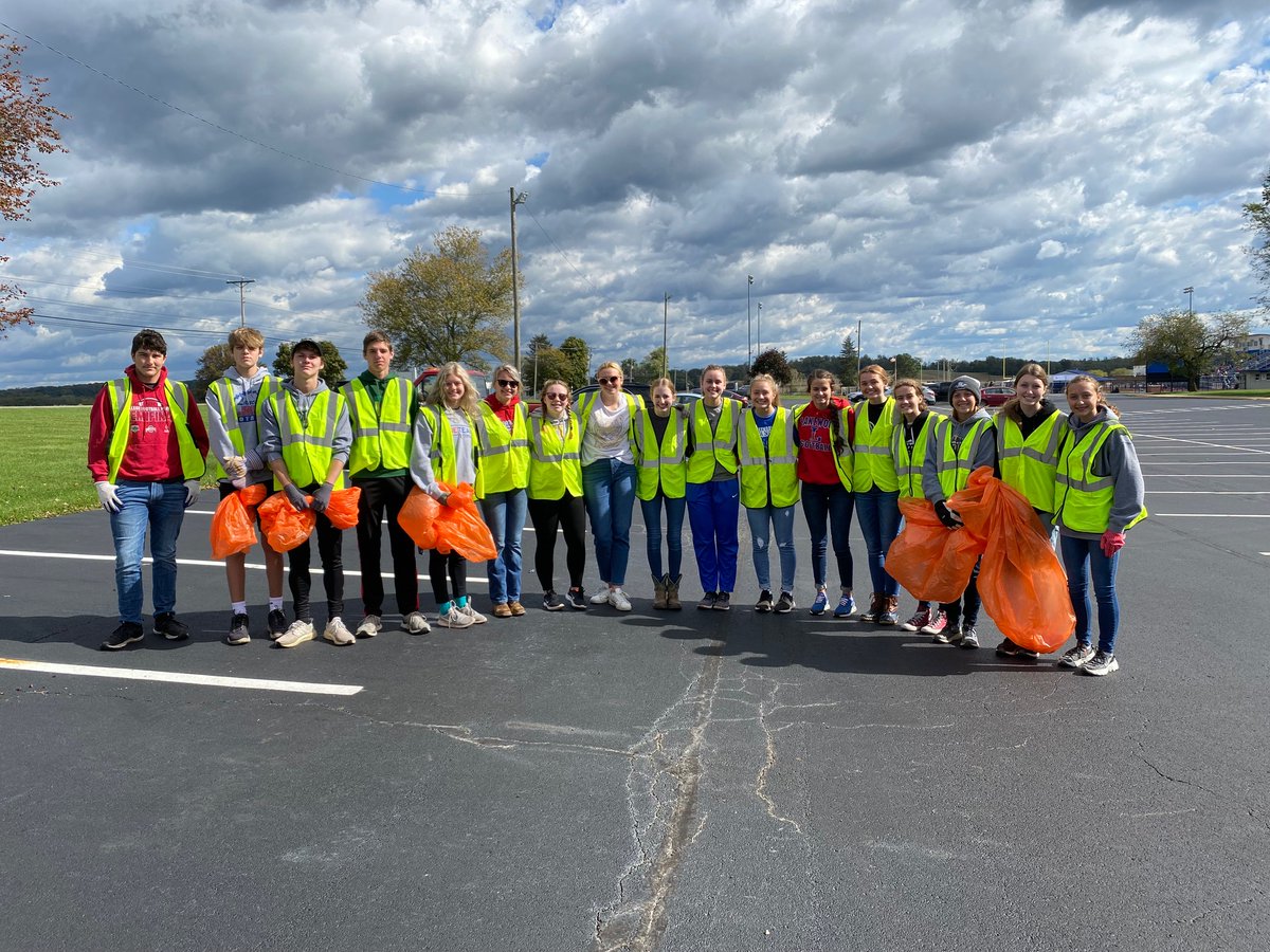 LhsHonor's tweet photo. October 17, National Honor Society members completed a route 40 clean-up, filling 9 bags of trash. https://t.co/oeNGaGB6rK