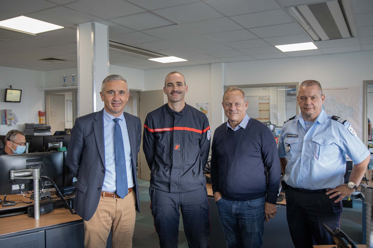 [EN DIRECT]
Cet après-midi, le secrétaire général de la préfecture de la #CharenteMaritime, Pierre Molager, et le président du conseil d'administration du SDIS <a href="/svillain/">villain stephane</a> sont venus féliciter l'opérateur mis à l'honneur dans notre dernière vidéo.