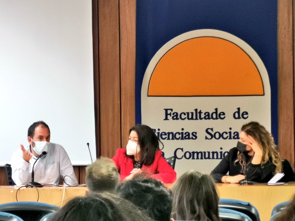 beni_salgado's tweet photo. Coloquio. Estivemos escoitando o activista Marcos Maceiras ( @amesanl) e a actriz María Costa (CasaManola,@serramoura_tvg, @dhogsfilme, #OqueQuedadeNós). Falaron da necesidade de que o Galego estea presente no sector audiovisual e das oportunidades profesionais que nos ofrecería. https://t.co/qJXrOQMAnS