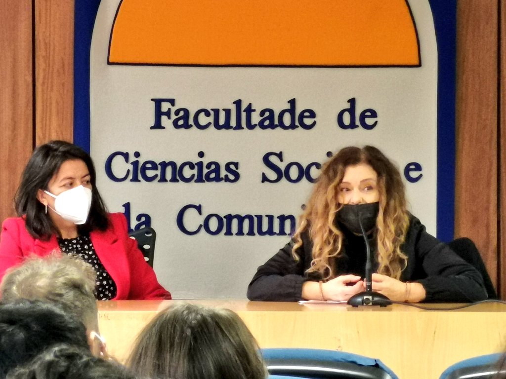 beni_salgado's tweet photo. Coloquio. Estivemos escoitando o activista Marcos Maceiras ( @amesanl) e a actriz María Costa (CasaManola,@serramoura_tvg, @dhogsfilme, #OqueQuedadeNós). Falaron da necesidade de que o Galego estea presente no sector audiovisual e das oportunidades profesionais que nos ofrecería. https://t.co/qJXrOQMAnS