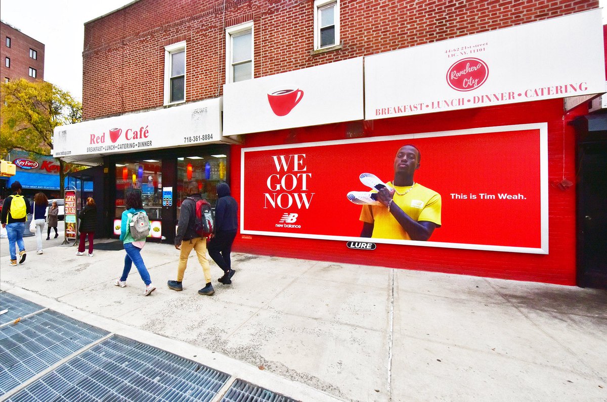 LureOutdoor's tweet photo. #newbalance popping in red on the #nyc #marathon route https://t.co/SYud8OV8Ws