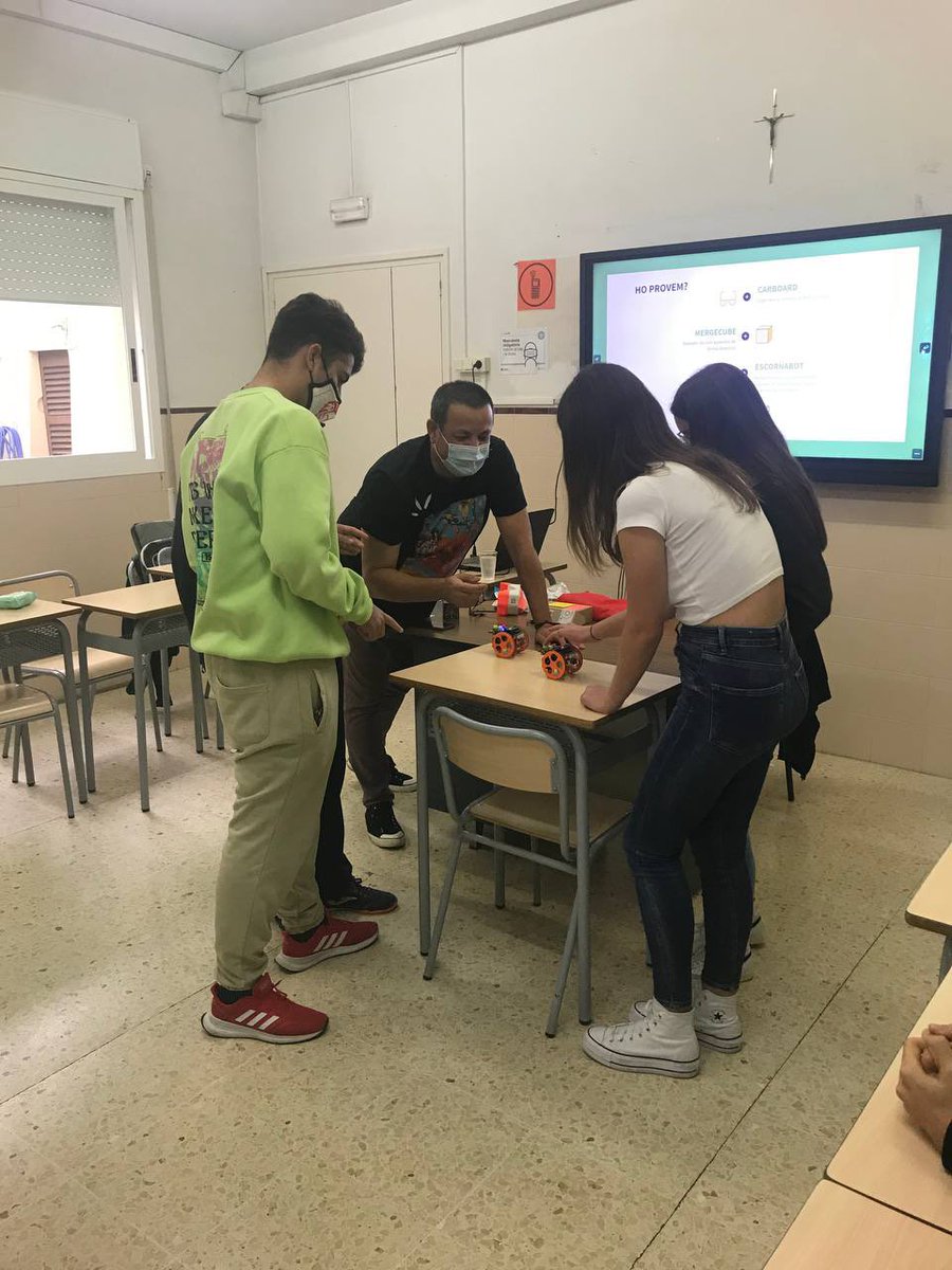 Escola Sagrada Família El Masnou tweet media