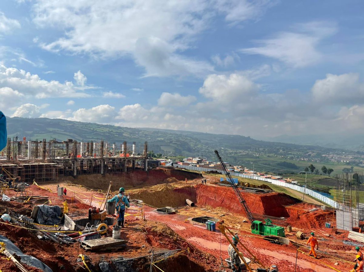 SubRedSur's tweet photo. 🏥🏥🏥🏥La Junta Directiva de la @SubRedSur realizó un recorrido por las diferentes obras en infraestructura para verificar los avances y los tiempos de ejecución de los nuevos Centros de Salud y hospitales que beneficiarán a miles de familias en el sur de la capital. https://t.co/AZplNnJbaZ