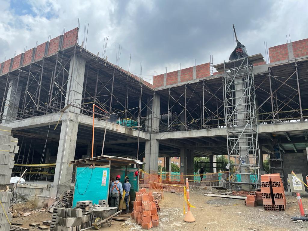 SubRedSur's tweet photo. 🏥🏥🏥🏥La Junta Directiva de la @SubRedSur realizó un recorrido por las diferentes obras en infraestructura para verificar los avances y los tiempos de ejecución de los nuevos Centros de Salud y hospitales que beneficiarán a miles de familias en el sur de la capital. https://t.co/AZplNnJbaZ