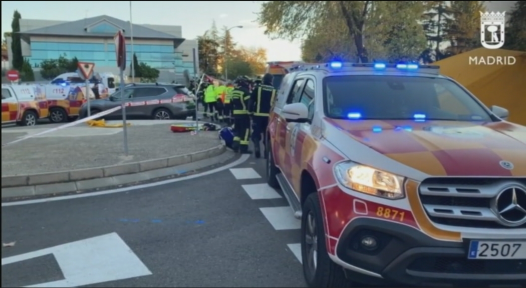 CMM_noticias's tweet photo. 🔴 #Atropello #Madrid | Fallece una niña de 6 años y otras dos menores de 10 y 12 resultan heridas graves en un atropello múltiple.

Por un despiste del conductor, el coche habría invadido la calzada a la salida del colegio, en la calle de La Masó, en el barrio de Mirasierra. https://t.co/6bAUiEtnQo