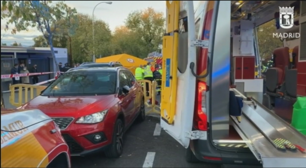 CMM_noticias's tweet photo. 🔴 #Atropello #Madrid | Fallece una niña de 6 años y otras dos menores de 10 y 12 resultan heridas graves en un atropello múltiple.

Por un despiste del conductor, el coche habría invadido la calzada a la salida del colegio, en la calle de La Masó, en el barrio de Mirasierra. https://t.co/6bAUiEtnQo