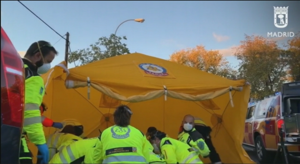 CMM_noticias's tweet photo. 🔴 #Atropello #Madrid | Fallece una niña de 6 años y otras dos menores de 10 y 12 resultan heridas graves en un atropello múltiple.

Por un despiste del conductor, el coche habría invadido la calzada a la salida del colegio, en la calle de La Masó, en el barrio de Mirasierra. https://t.co/6bAUiEtnQo