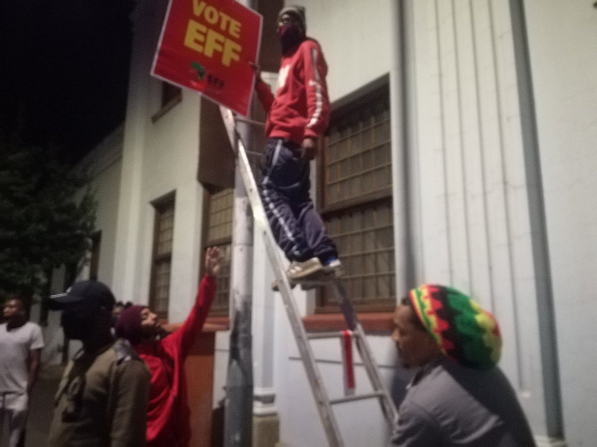 Algenonfrancke's tweet photo. Removing postering in Town and in Ward 25 capewinelandsregion drakensteinsubregion
#VoetsekANC
#voetsekDA
#LandAndJobsManje https://t.co/N07p4JG2yp